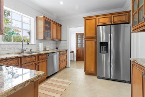 House in Coral Gables, Florida 4 bedrooms, 204.11 sq.m. № 2172568 - photo 13