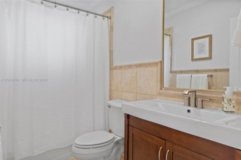 House in Coral Gables, Florida 4 bedrooms, 204.11 sq.m. № 2172568 - photo 19