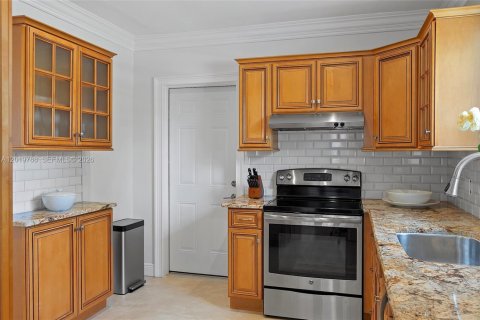 House in Coral Gables, Florida 4 bedrooms, 204.11 sq.m. № 2172568 - photo 12