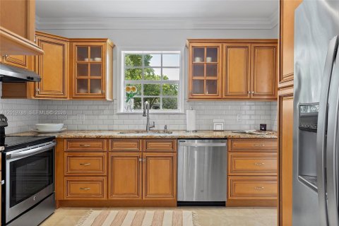 House in Coral Gables, Florida 4 bedrooms, 204.11 sq.m. № 2172568 - photo 11