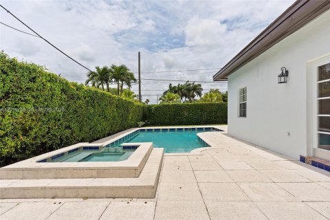 House in Coral Gables, Florida 4 bedrooms, 204.11 sq.m. № 2172568 - photo 27