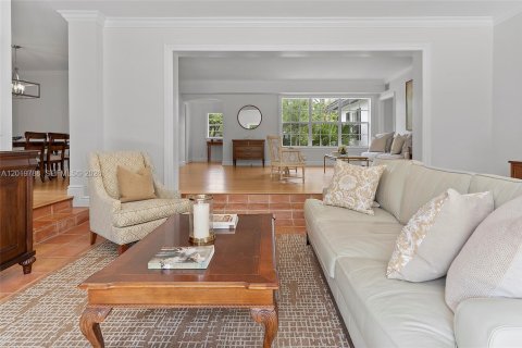 House in Coral Gables, Florida 4 bedrooms, 204.11 sq.m. № 2172568 - photo 9