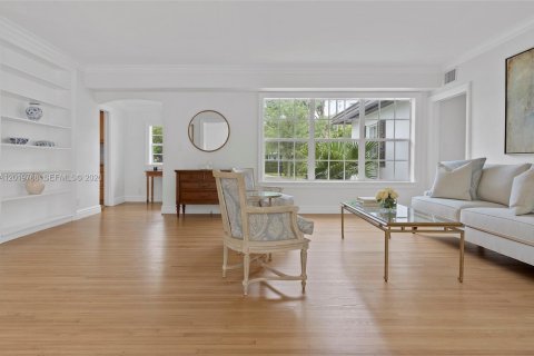 House in Coral Gables, Florida 4 bedrooms, 204.11 sq.m. № 2172568 - photo 3