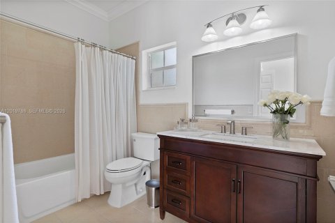 House in Coral Gables, Florida 4 bedrooms, 204.11 sq.m. № 2172568 - photo 16