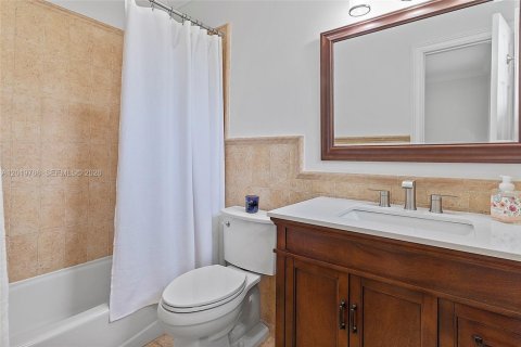 House in Coral Gables, Florida 4 bedrooms, 204.11 sq.m. № 2172568 - photo 23
