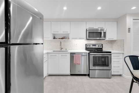 Condo in Pompano Beach, Florida, 2 bedrooms  № 1768477 - photo 5