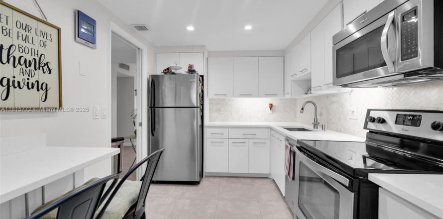 Condo in Pompano Beach, Florida, 2 bedrooms № 1768477