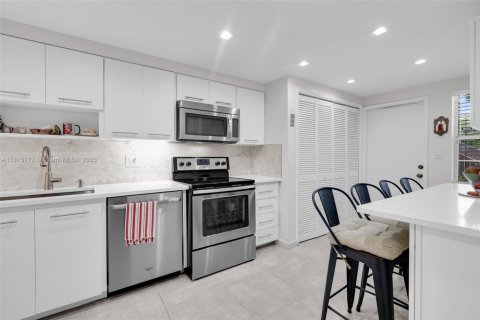 Condo in Pompano Beach, Florida, 2 bedrooms  № 1768477 - photo 2