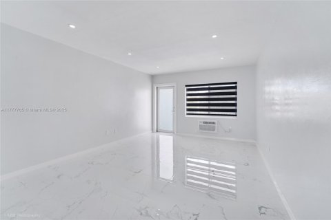 Copropriété à louer à Miami Beach, Floride: 43.66 m2 № 1713794 - photo 1