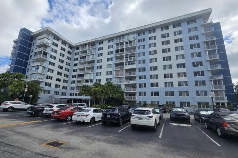 Condo in Hollywood, Florida, 2 bedrooms  № 1984258 - photo 25