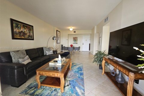 Condo in Hollywood, Florida, 2 bedrooms  № 1984258 - photo 5