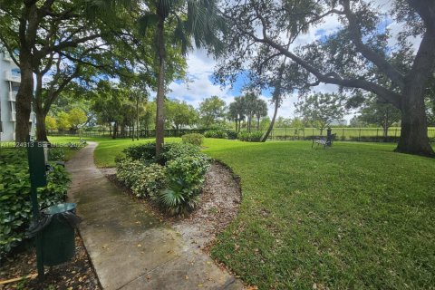Condo in Hollywood, Florida, 2 bedrooms  № 1984258 - photo 24