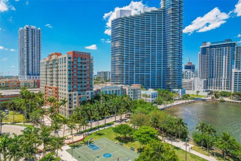 Condo in Miami, Florida, 3 bedrooms  № 2004753 - photo 6
