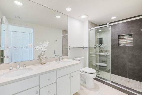 Condo in Miami, Florida, 3 bedrooms  № 2004753 - photo 26