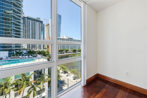 Condo in Miami, Florida, 3 bedrooms  № 2004753 - photo 27