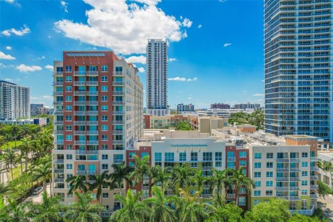 Condo in Miami, Florida, 3 bedrooms  № 2004753 - photo 2