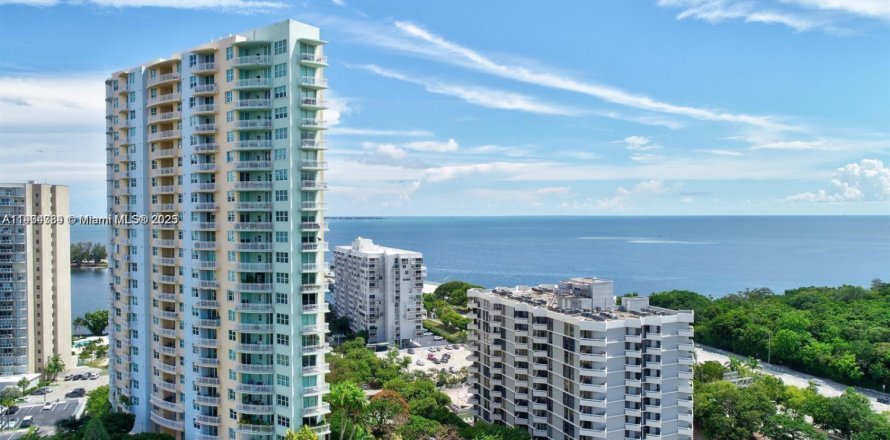 Condominio en Miami, Florida, 2 dormitorios  № 1956516