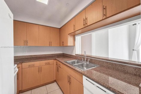 Condominio en alquiler en Miami, Florida, 2 dormitorios, 104.05 m2 № 1956516 - foto 13