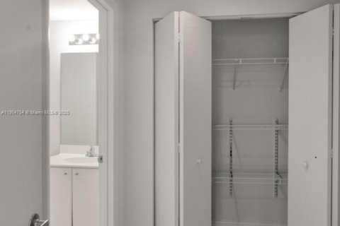 Condominio en alquiler en Miami, Florida, 2 dormitorios, 104.05 m2 № 1956516 - foto 22