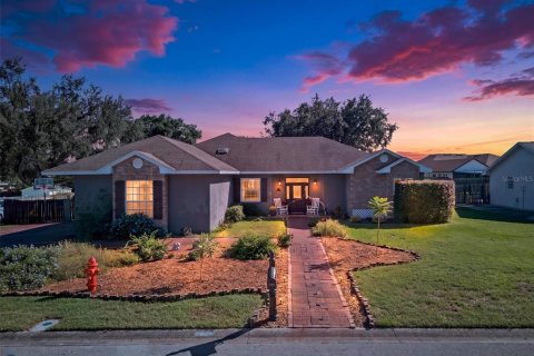 House in Lakeland, Florida 4 bedrooms, 256.6 sq.m. № 2418684