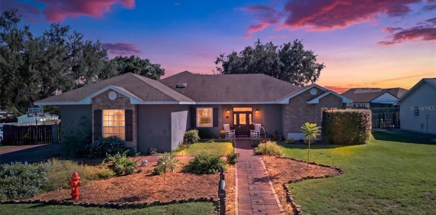House in Lakeland, Florida 4 bedrooms, 256.6 sq.m. № 2418684