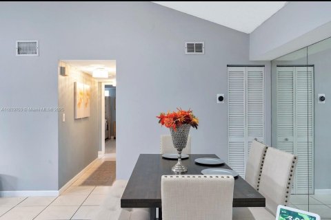 Condo in Oakland Park, Florida, 2 bedrooms  № 1830977 - photo 6
