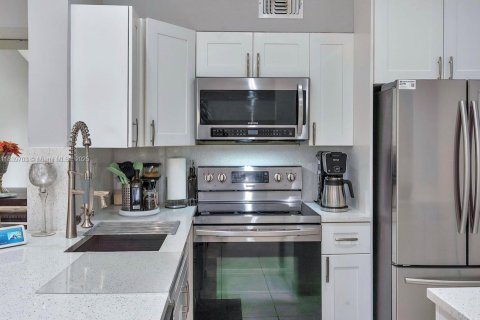 Condo in Oakland Park, Florida, 2 bedrooms  № 1830977 - photo 9
