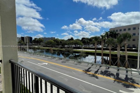 Condo in Doral, Florida, 3 bedrooms  № 1942346 - photo 13