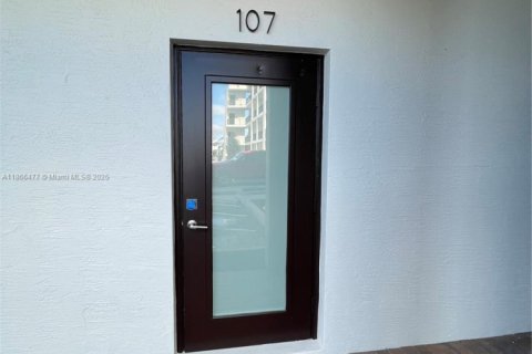 Condo in Doral, Florida, 3 bedrooms  № 1942346 - photo 2