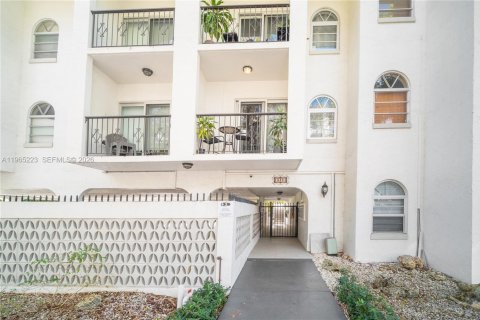 Condo in Coral Gables, Florida, 2 bedrooms  № 2027084 - photo 14