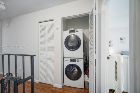 Condo in Coral Gables, Florida, 2 bedrooms  № 2027084 - photo 12