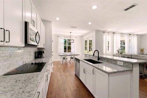 Casa en venta en Orlando, Florida, 5 dormitorios, 306.39 m2 № 2221474 - foto 13