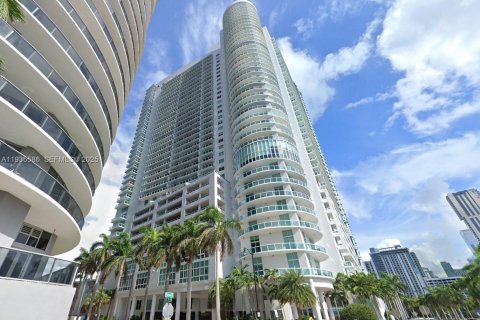 Condominio en alquiler en Miami, Florida, 1 dormitorio, 78.13 m2 № 1993709 - foto 1
