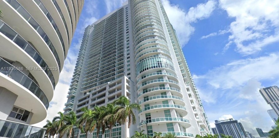 Condominio en Miami, Florida, 1 dormitorio  № 1993709