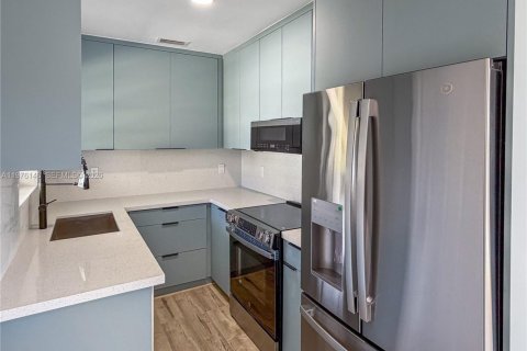 House in Miami, Florida 3 bedrooms, 75.62 sq.m. № 2040594 - photo 2