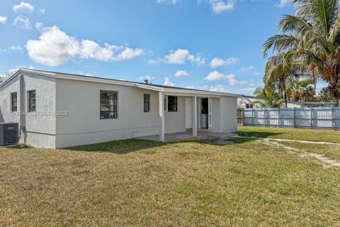 House in Miami, Florida 3 bedrooms, 75.62 sq.m. № 2040594 - photo 16