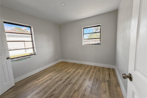 House in Miami, Florida 3 bedrooms, 75.62 sq.m. № 2040594 - photo 7