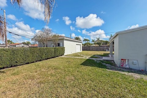 House in Miami, Florida 3 bedrooms, 75.62 sq.m. № 2040594 - photo 18