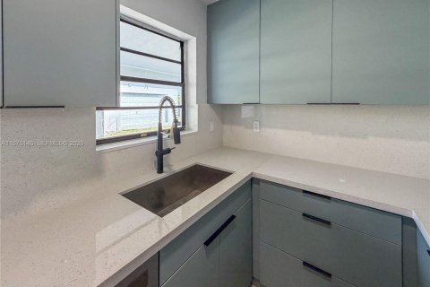 House in Miami, Florida 3 bedrooms, 75.62 sq.m. № 2040594 - photo 3