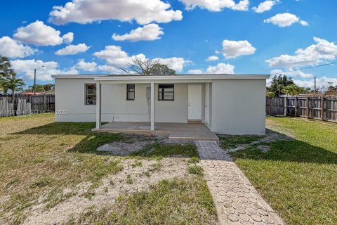 House in Miami, Florida 3 bedrooms, 75.62 sq.m. № 2040594 - photo 15