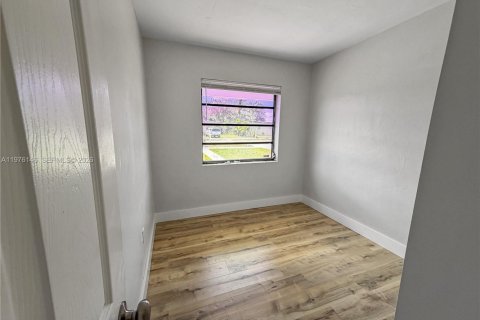 House in Miami, Florida 3 bedrooms, 75.62 sq.m. № 2040594 - photo 11