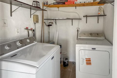 House in Miami, Florida 3 bedrooms, 75.62 sq.m. № 2040594 - photo 14