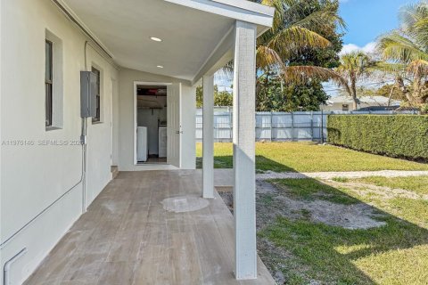 House in Miami, Florida 3 bedrooms, 75.62 sq.m. № 2040594 - photo 13