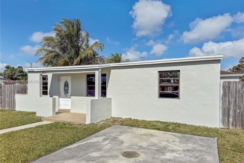 House in Miami, Florida 3 bedrooms, 75.62 sq.m. № 2040594