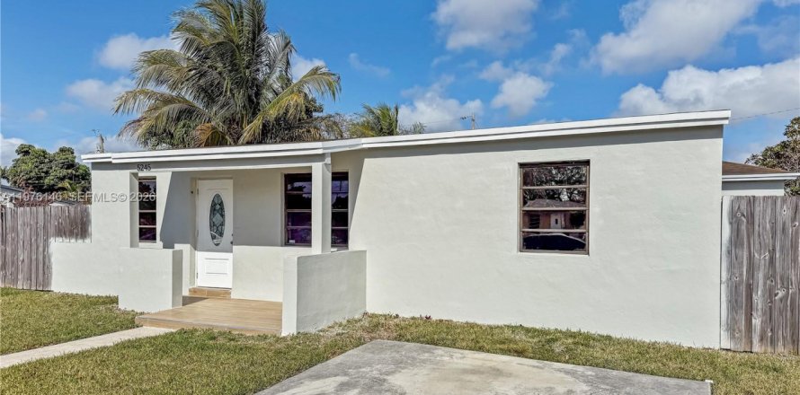 House in Miami, Florida 3 bedrooms, 75.62 sq.m. № 2040594