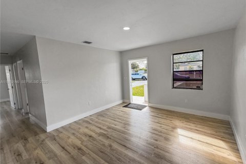 House in Miami, Florida 3 bedrooms, 75.62 sq.m. № 2040594 - photo 6