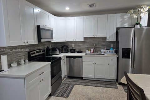 Снять в аренду виллу или дом в Майами, Флорида 4 спальни, 212.19м2, № 1987841 - фото 3