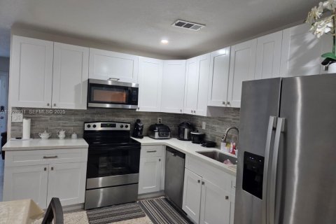 Снять в аренду виллу или дом в Майами, Флорида 4 спальни, 212.19м2, № 1987841 - фото 2