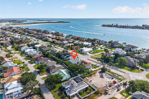 House in Tierra Verde, Florida 3 bedrooms, 211.54 sq.m. № 2204092 - photo 3