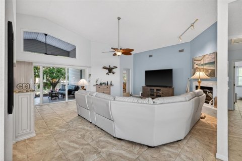 House in Tierra Verde, Florida 3 bedrooms, 211.54 sq.m. № 2204092 - photo 14